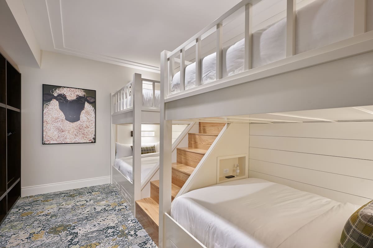 Family Suite, 2 Bedrooms, Balcony, Lake View | 1 bilik tidur, peralatan tempat tidur premium, gebar bulu kapas