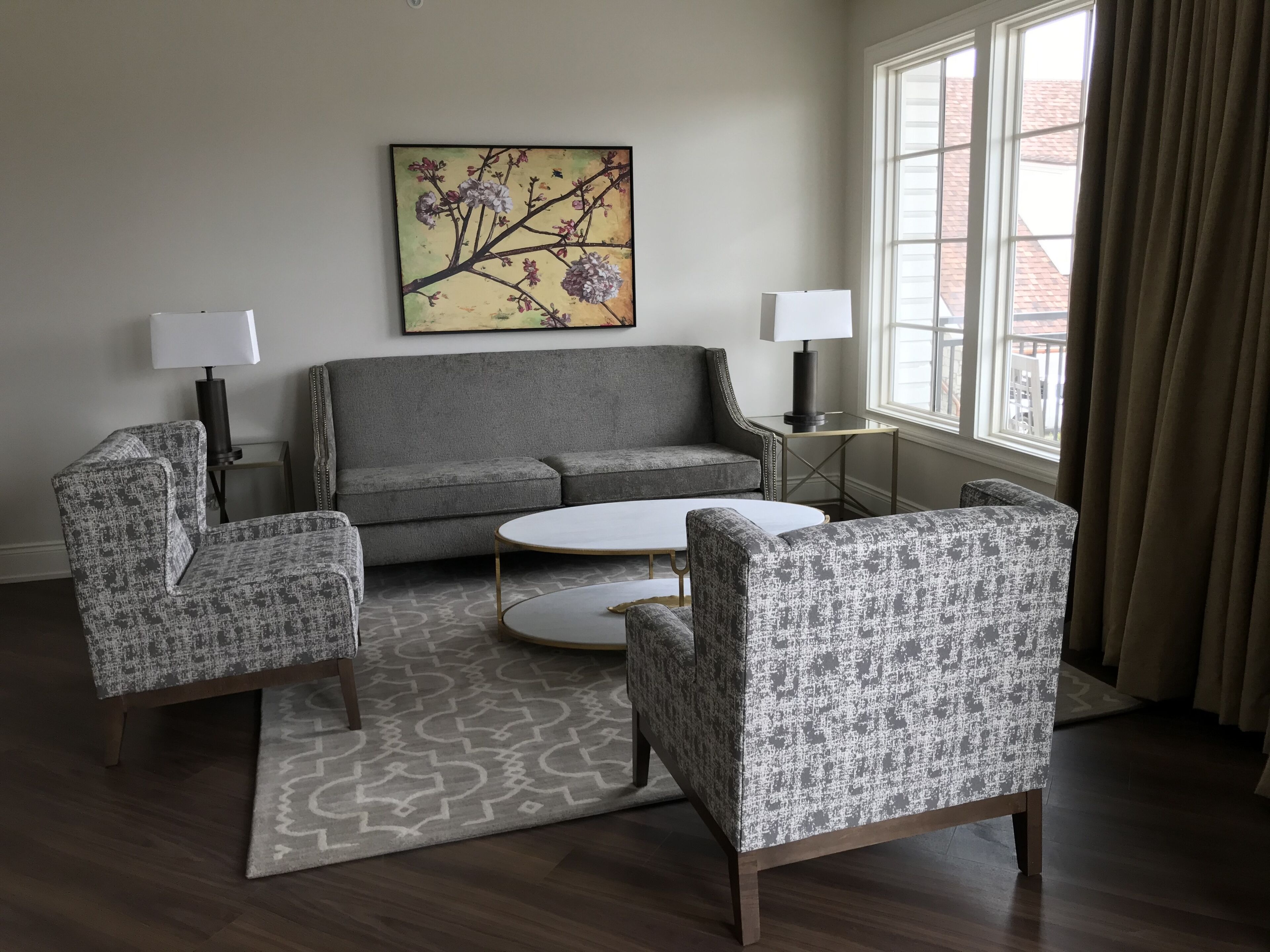 deluxe suite | living room | 48-inch flat-screen tv with cable channels, tv, netflix