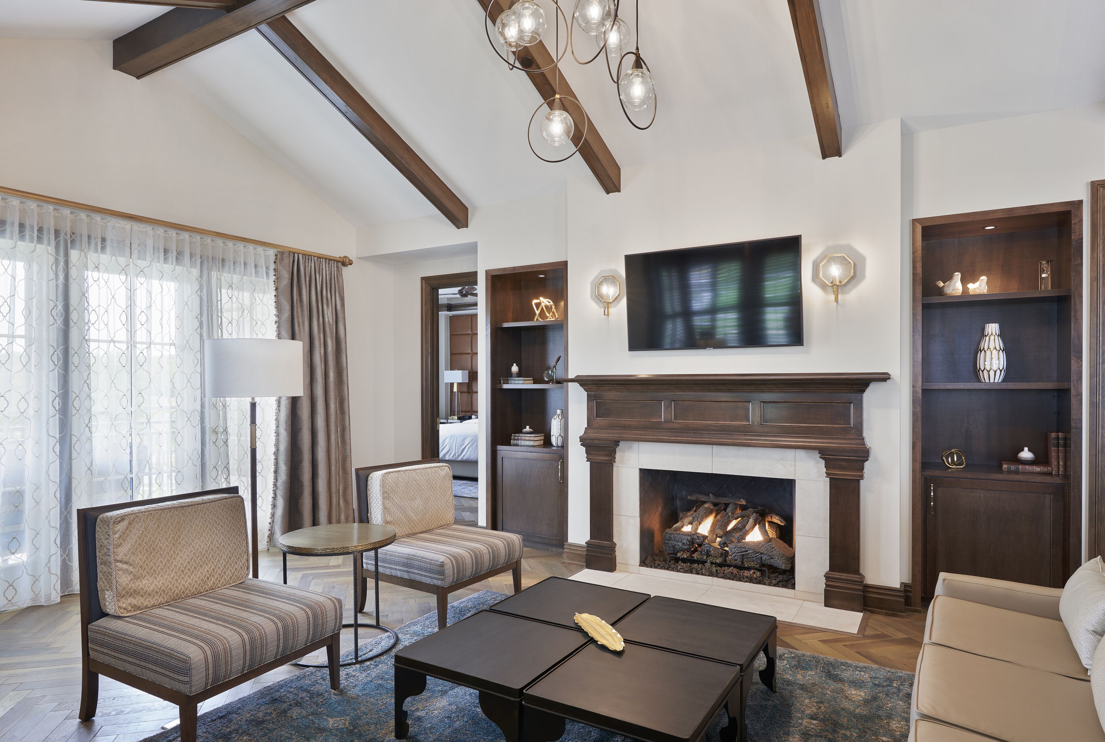 Suíte grand, sacada | Área de estar | TV de tela plana 48 polegadas com canais a cabo, TV