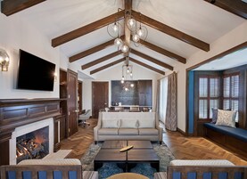 特级套房, 阳台 | 起居区 | 48-英寸纯平电视 （配备有线频道）、电视