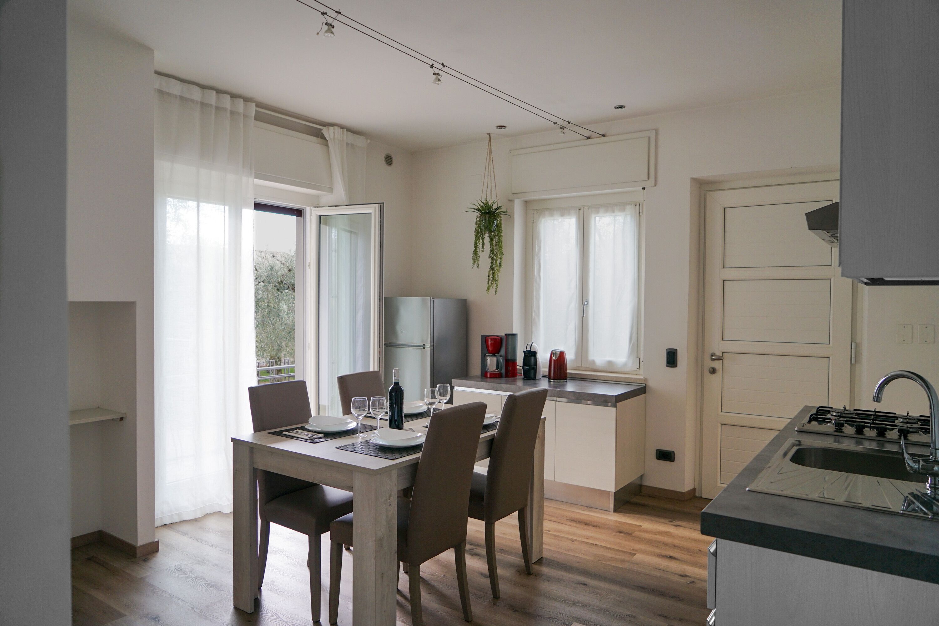 Kühlschrank, Ofen, Herdplatte, Wasserkocher mit Kaffee-/Teezubehör