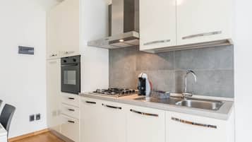 Fridge, oven, stovetop, coffee/tea maker