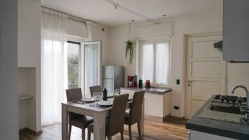 Een koelkast, een oven, een kookplaat, een koffiezetapparaat/waterkoker