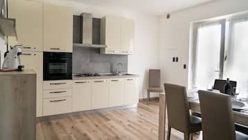 Fridge, oven, stovetop, coffee/tea maker