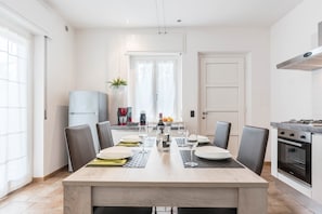 Kühlschrank, Ofen, Herdplatte, Wasserkocher mit Kaffee-/Teezubehör