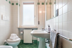 Regadera, secadora de cabello, toallas 