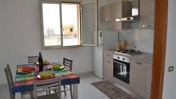 Frigorifero, forno, piano cottura, macchina per tè/caffè