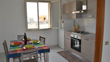 Kühlschrank, Ofen, Herdplatte, Wasserkocher mit Kaffee-/Teezubehör