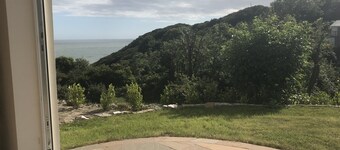 テラスから素晴らしい海の景色を望む小さなコテージ、大人2〜4人が宿泊可能