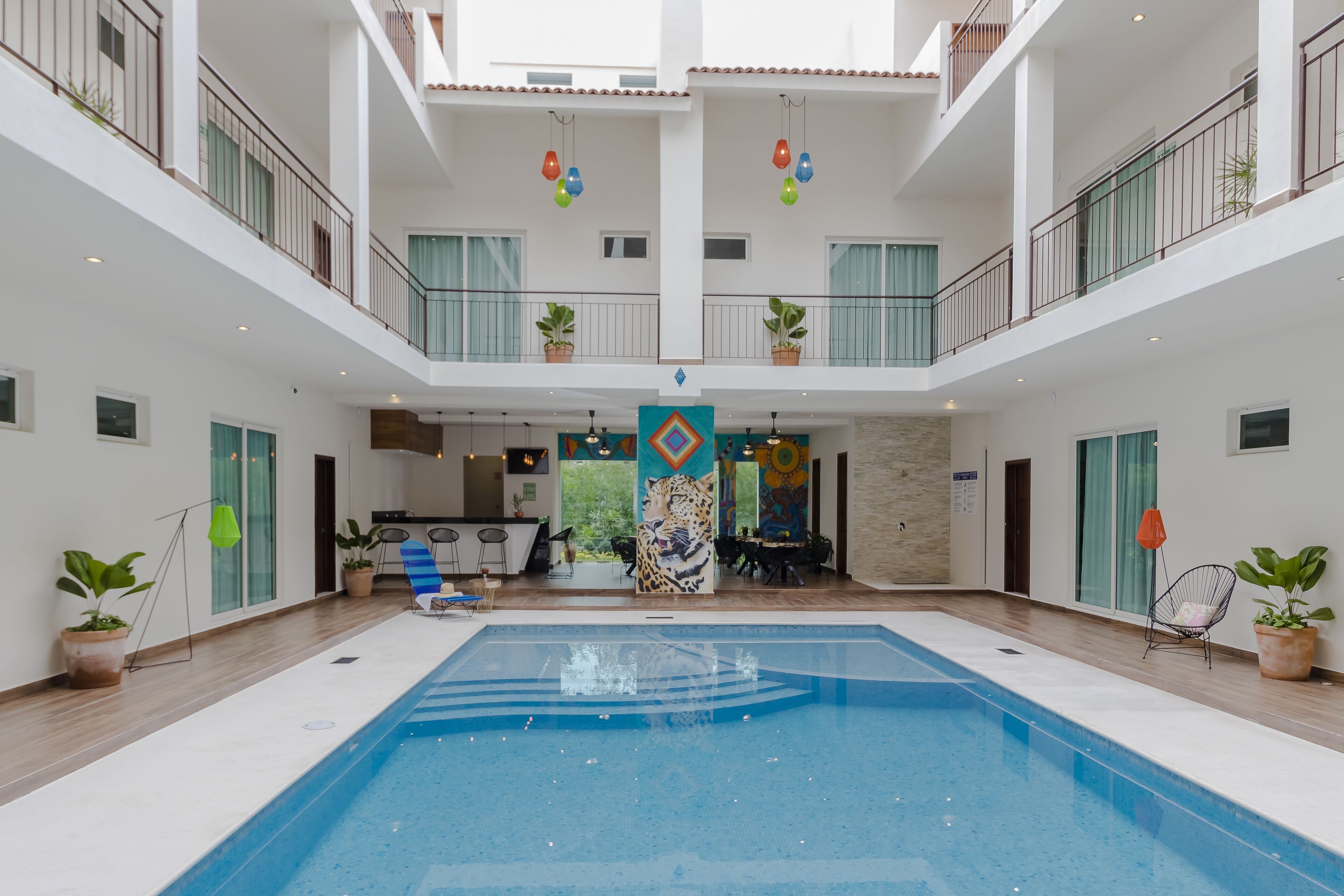 Una piscina cubierta (de 07:00 a 22:00), tumbonas