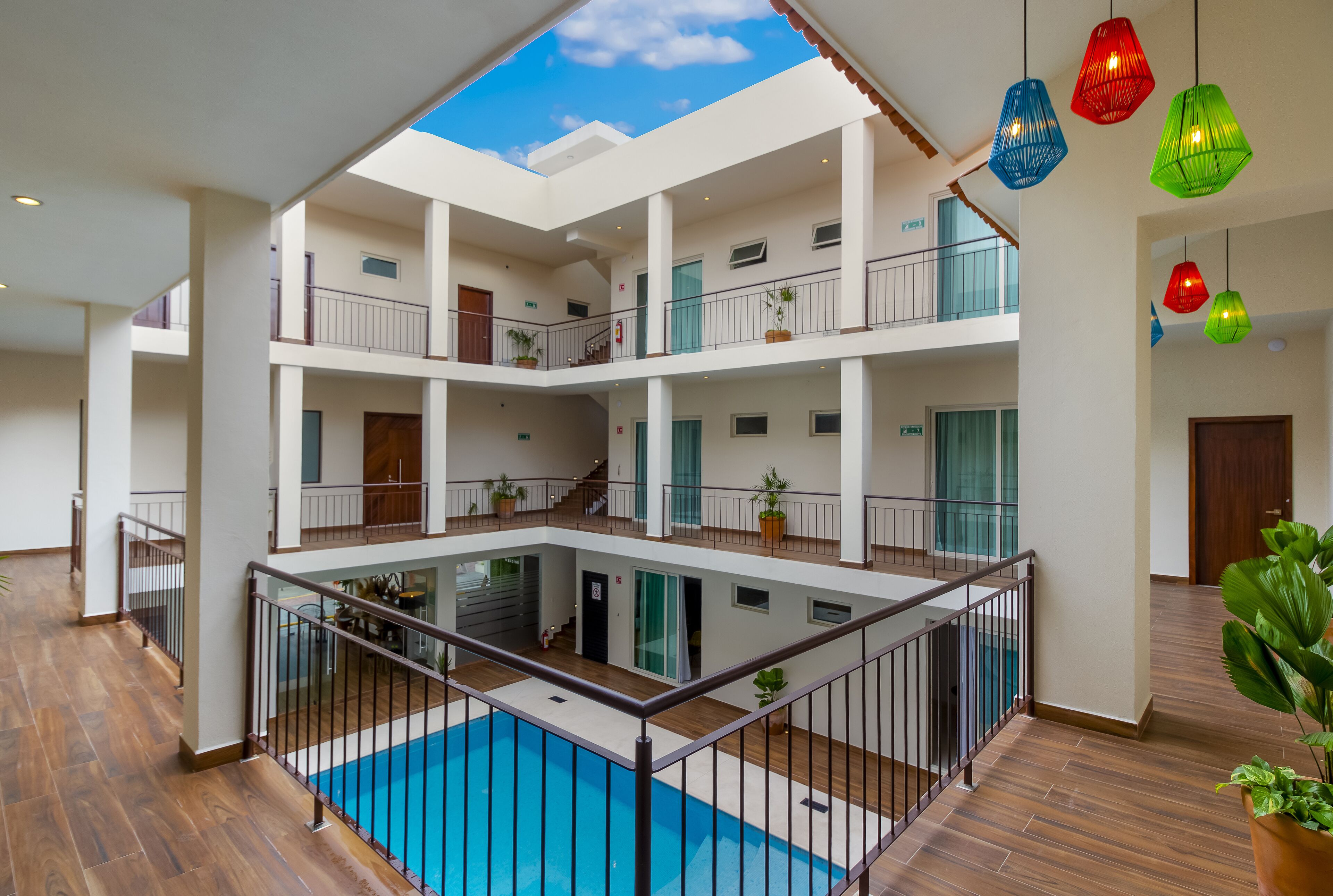 Une piscine intérieure à plusieurs niveaux, dont le plafond est transparent et offre une vue dégagée sur le ciel.