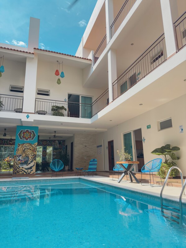 실내 수영장, 07:00 ~ 22:00 오픈, 일광욕 의자