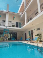 室内游泳池，07:00 至 22:00 开放，日光浴躺椅