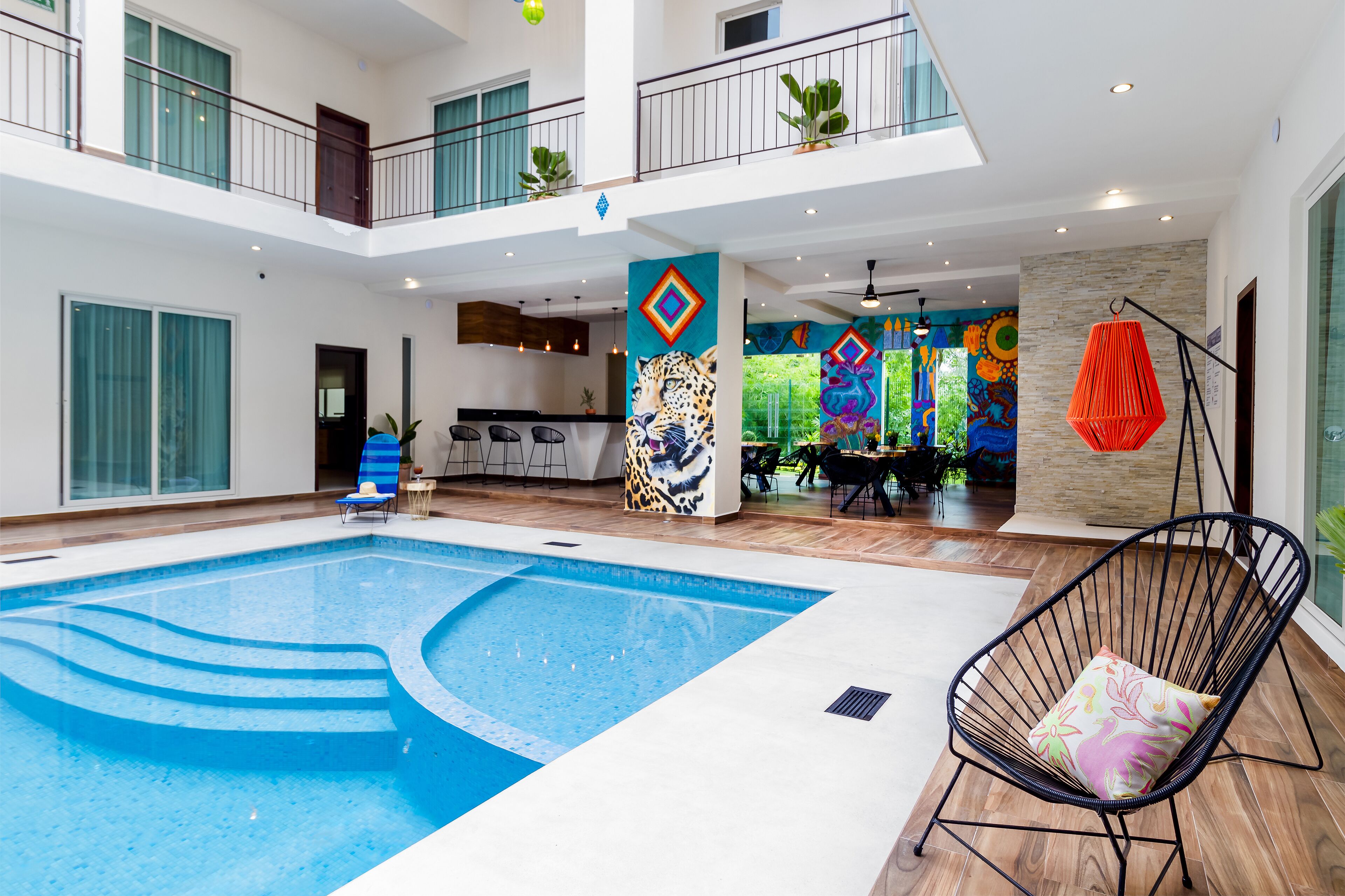 室内游泳池，07:00 至 22:00 开放，日光浴躺椅