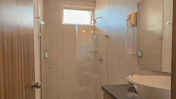 Junior Suite | Baño | Regadera, regadera tipo lluvia, amenidades de baño gratuitas, toallas