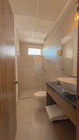 Junior Suite | Baño | Ducha y cabezal de ducha tipo lluvia