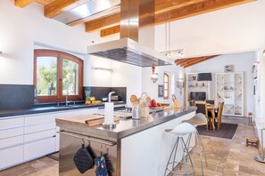 ثلاجة، ميكروويف، فرن، موقد طهي مسطح