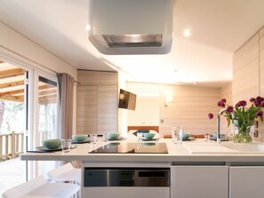 Microonde, lavastoviglie, tostapane, seggiolone