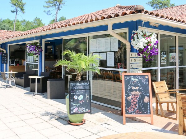 Outdoor dining - Lovely apartment in villa for 4 people with A/C, WIFI, pool, TV, terrace and pets allowed (Ondres)