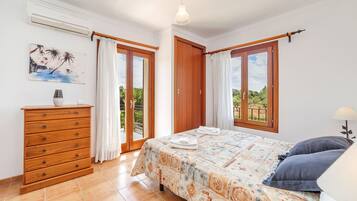 4 slaapkamers, een strijkplank/strijkijzer, gratis wifi, beddengoed