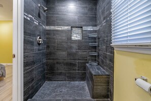 Combined shower/tub - Louis Case House, 3 BR Home One Block from the Beach with an Outdoor Swimming Pool (North Myrtle Beach)