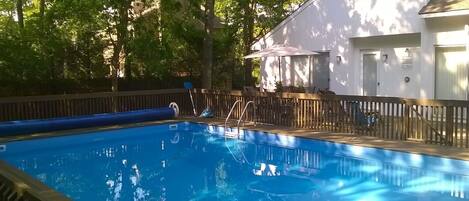 Utendørsbasseng og et oppvarmet basseng