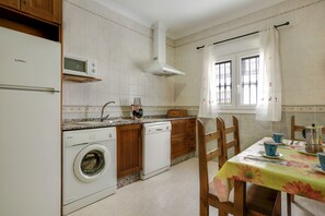 Een koelkast, een microgolfoven, een kookplaat, een vaatwasser