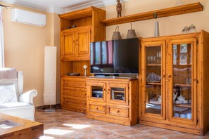 TV, DVD-spiller og stereoanlegg