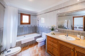 Een bad, gratis toiletartikelen, een haardroger, handdoeken