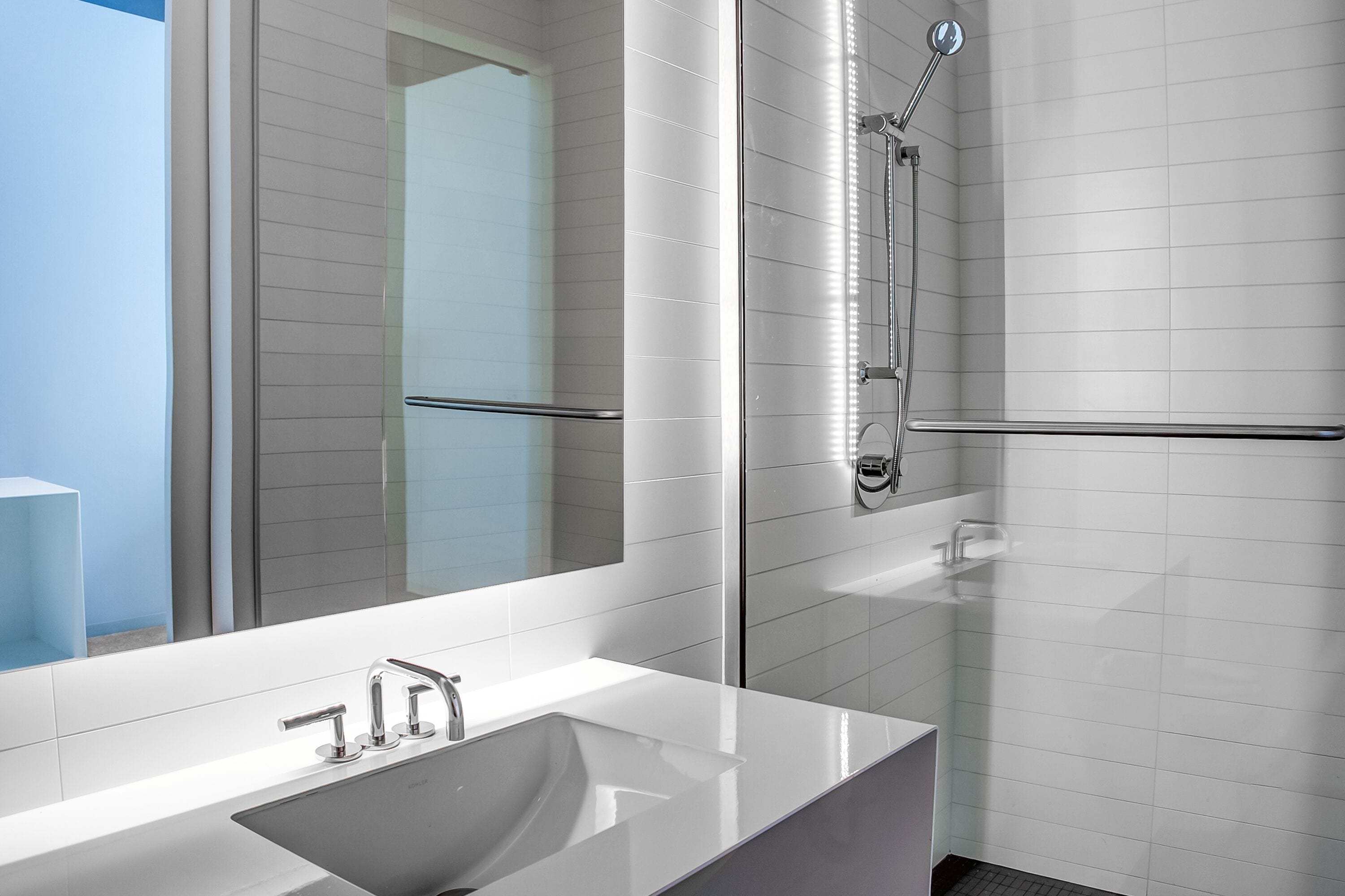 Regadera, amenidades de baño de diseñador, secadora de cabello, batas 
