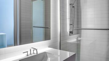 Regadera, amenidades de baño de diseñador, secadora de cabello, batas