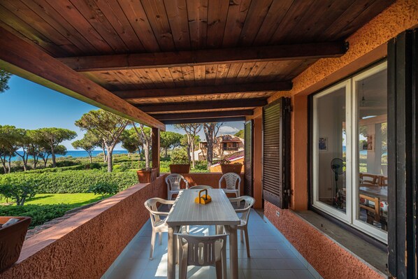 Outdoor dining - Cosy Holiday Apartment "Villetta Vista Mare" with Wi-Fi, Balcony and Terrace (Santa Margherita di Pula)