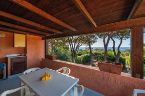 Outdoor dining - Cosy Holiday Apartment "Villetta Vista Mare" with Wi-Fi, Balcony and Terrace (Santa Margherita di Pula)