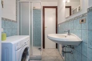 Shower, hair dryer, towels - Cosy Holiday Apartment "Villetta Vista Mare" with Wi-Fi, Balcony and Terrace (Santa Margherita di Pula)