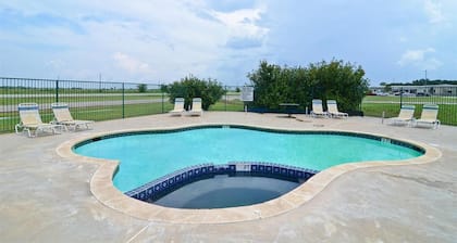 Pine Point Inn & Suites