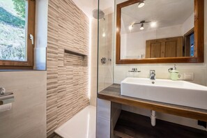 Douche, sèche-cheveux, serviettes fournies