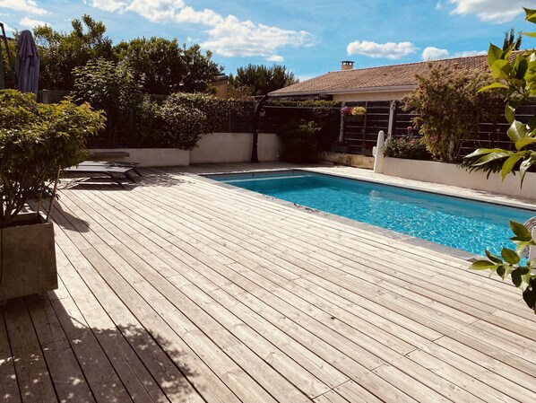 Een verwarmd zwembad