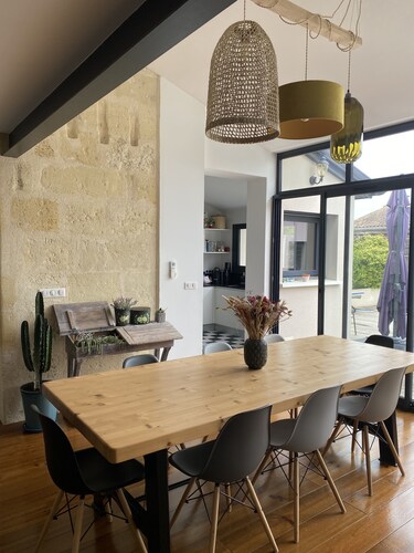 Completely renovated double farmhouse with swimming pool 10 mm from Bordeaux city center