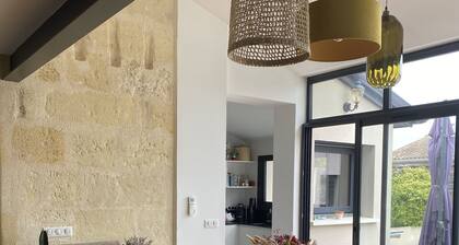 Completely renovated double farmhouse with swimming pool 10 mm from Bordeaux city center