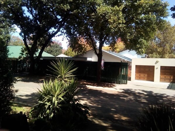 Vista frontal de la propiedad