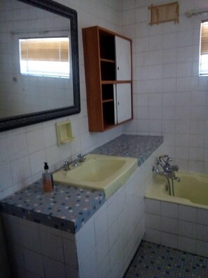 Suite | Bathroom | Bathtub, towels, soap, toilet paper