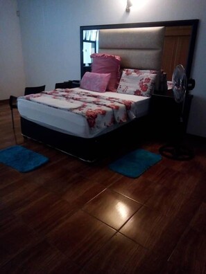 Suite | Free WiFi, bed sheets