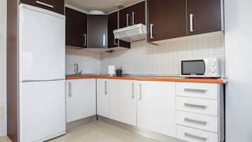 Frigorífico, microondas, placa de cocina y cafetera o tetera