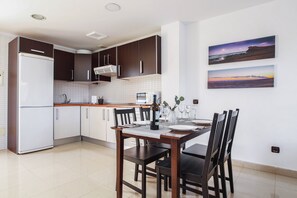 Refrigerador, microondas, parrilla de estufa y cafetera y tetera 