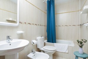 Badewanne, Haartrockner, Handtücher