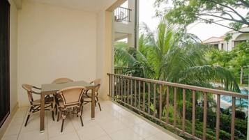 Condo Cao cấp, 1 giường cỡ king, bếp, quang cảnh hồ bơi | Hiên