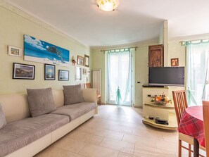 TV - Cosy apartment for 6 guests with WIFI, TV, terrace and pets allowed (Riva Ligure)