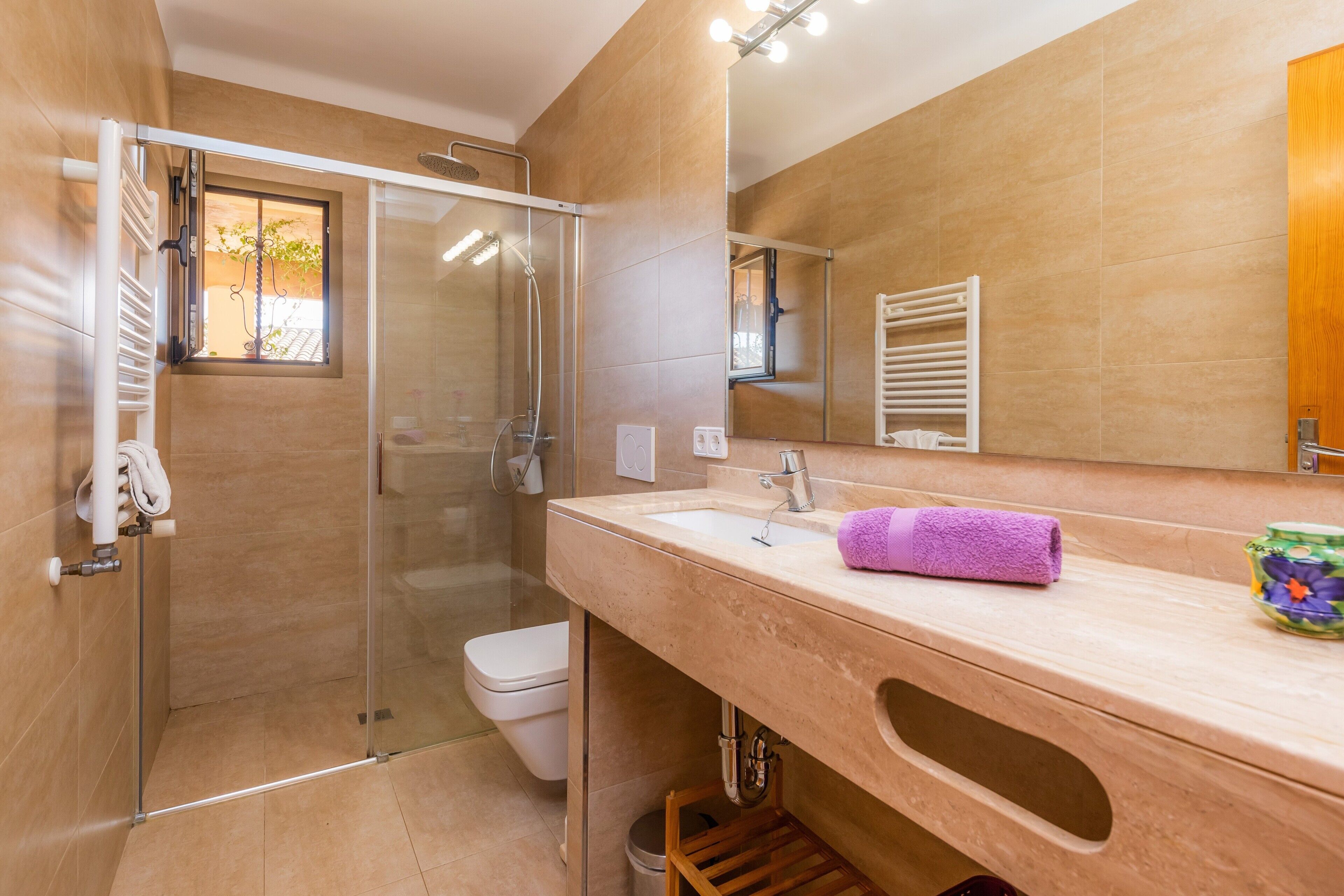 Douche, articles de toilette gratuits, sèche-cheveux