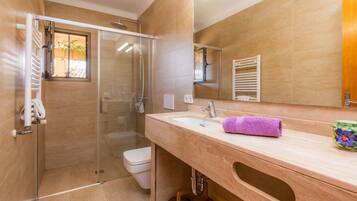Douche, articles de toilette gratuits, sèche-cheveux