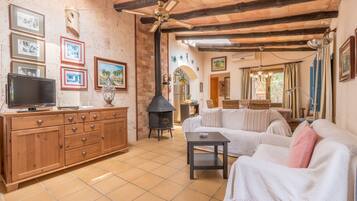 Fernseher, Kamin, Stereoanlage